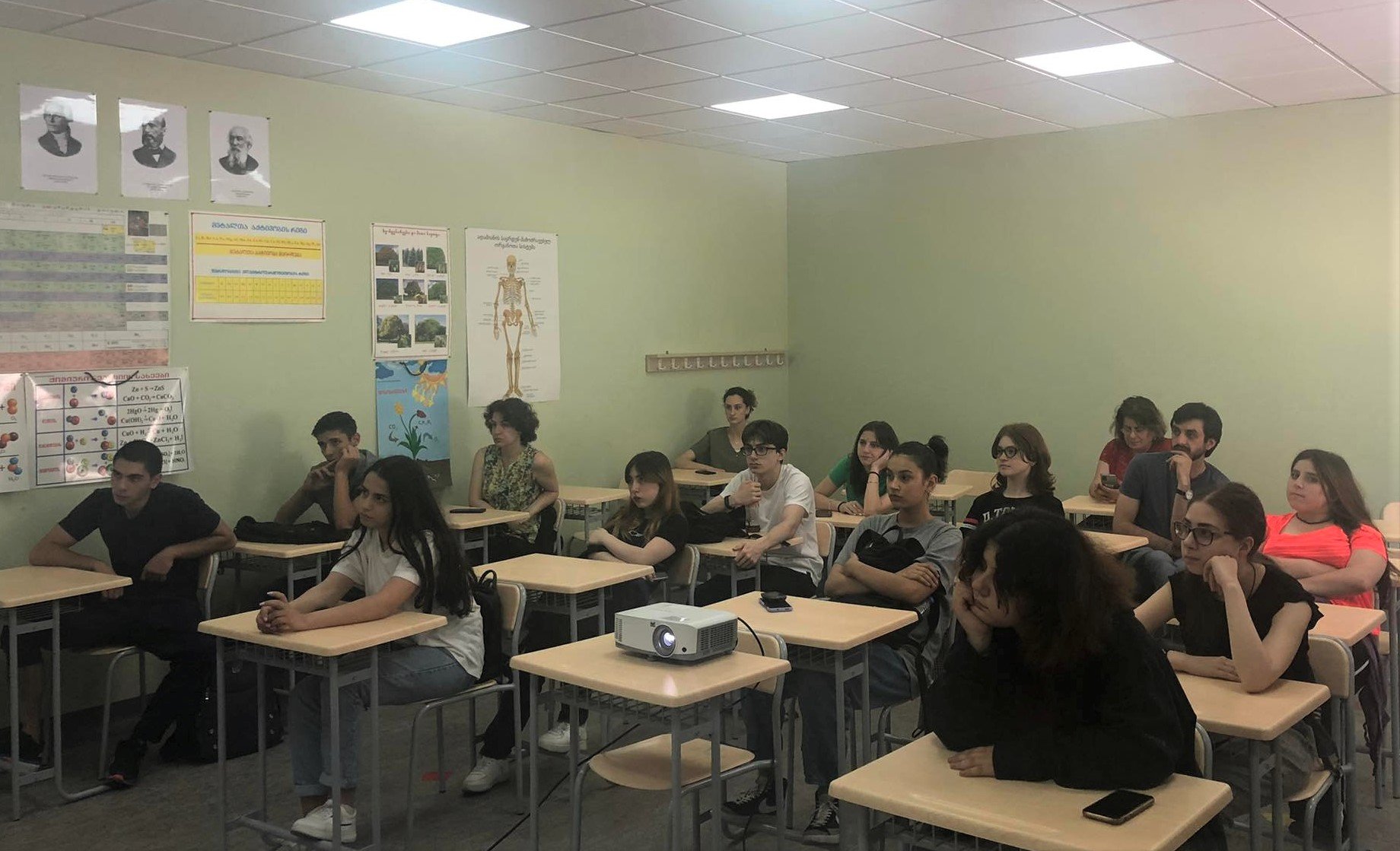 საინფორმაციო შეხვედრა სკოლის მოსწავლეებთან